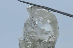 钻石的诞生之美——从地下走向光芒（探寻地底之宝的奇妙旅程）